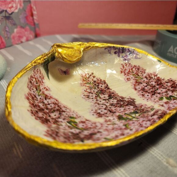 DECOUPAGE CLAM SHELL DECOUPAGE LILACS FLOWERS 💐 ON A CLAM SHELL TRINKET DISH - Picture 5 of 10